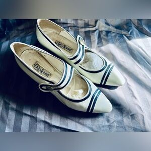 VINTAGE D’ROSSANA By CHARNA Ivory and Navy Leather, Heel, Pumps. Woman’s Size 9M